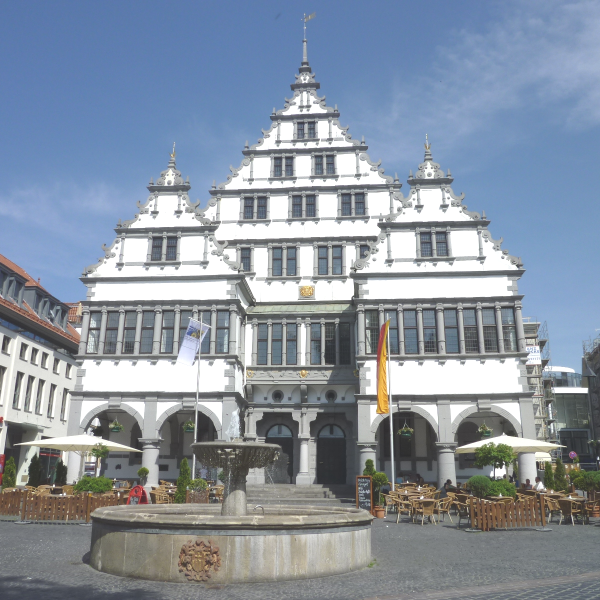 Aussenansicht Paderborner Rathaus mit Brunnen